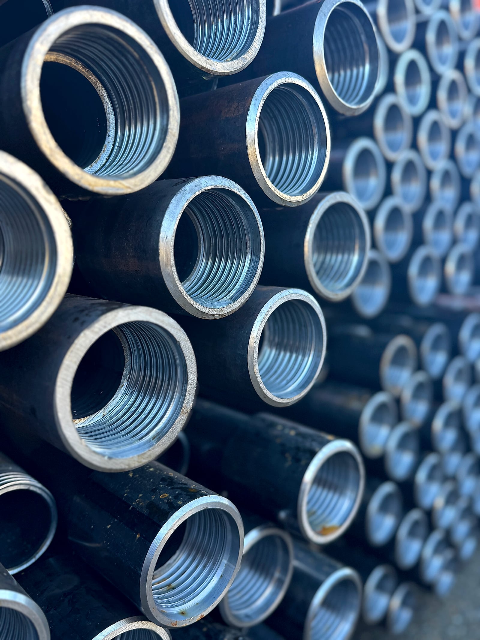 Notre stock de tubes micropieux neufs, manchons filetés usinés